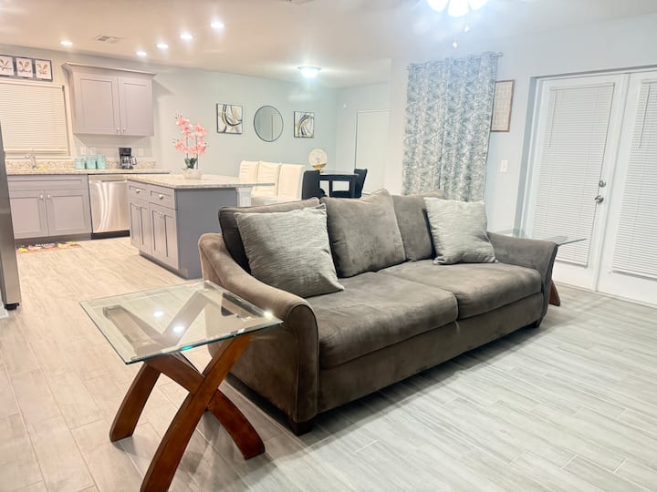 Modern-living-4+ Beds Home - Zephyrhills, FL