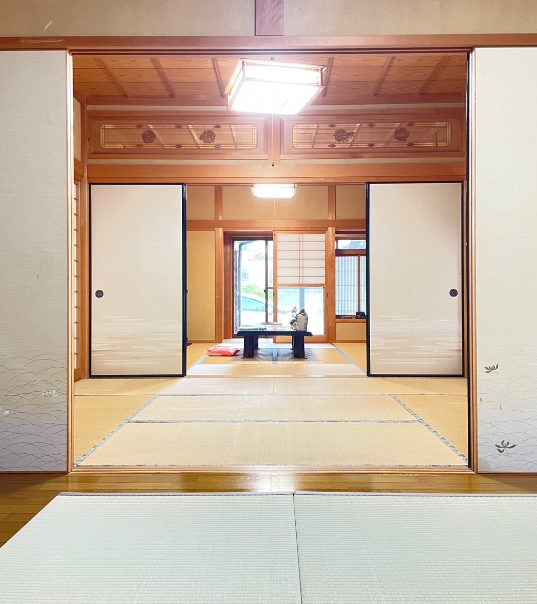 普段は、襖を開けて広々とした空間をご提供しております。

襖を閉め、寝室としてもご利用になって頂けます。