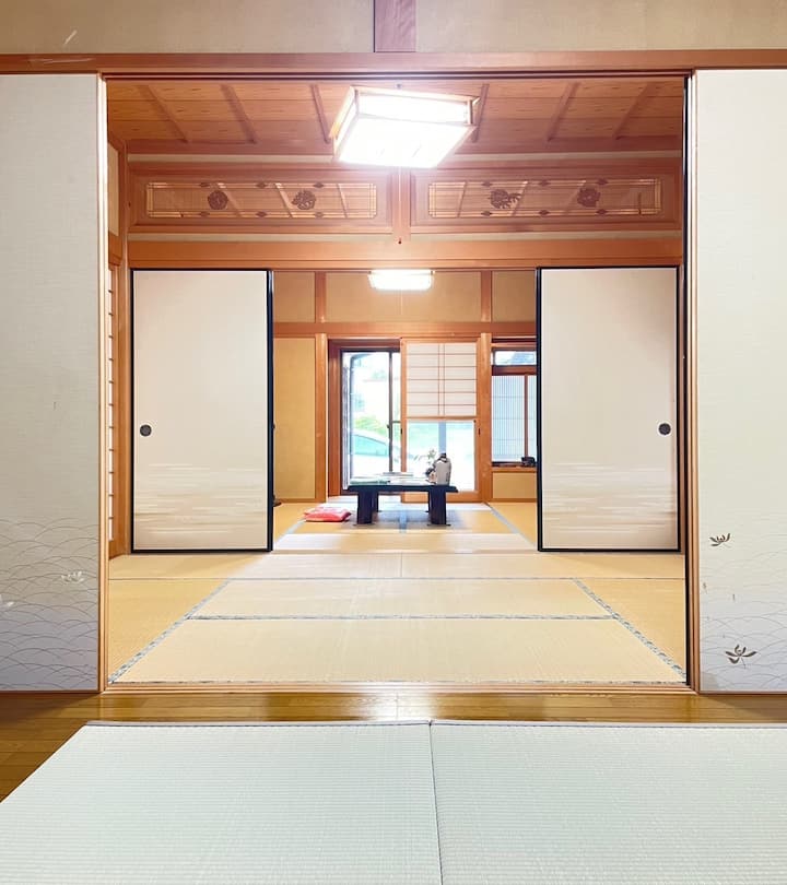 普段は、襖を開けて広々とした空間をご提供しております。

襖を閉め、寝室としてもご利用になって頂けます。