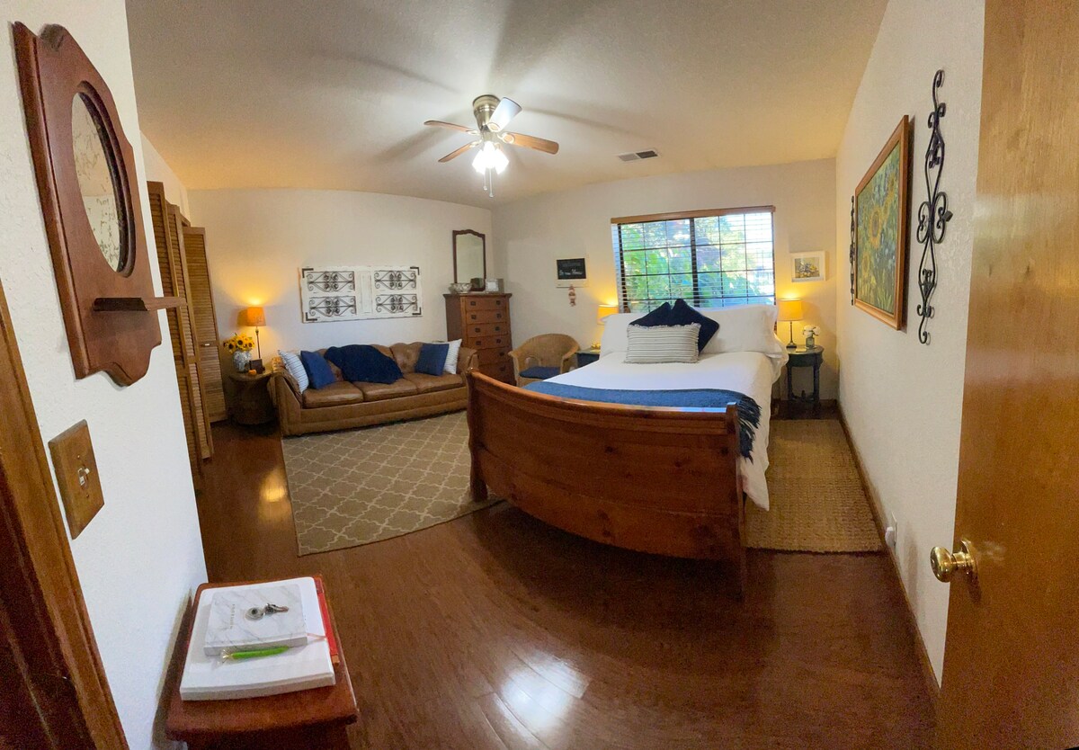 Спокойна, просторна спалня за гости с уютно двойно легло и мека естествена светлина