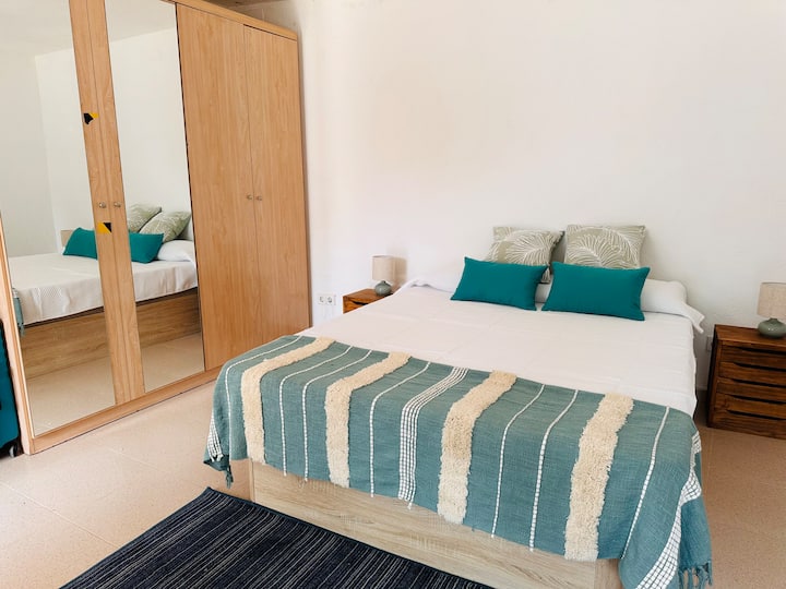 Пространа соба со двоен кревет и природна светлина 