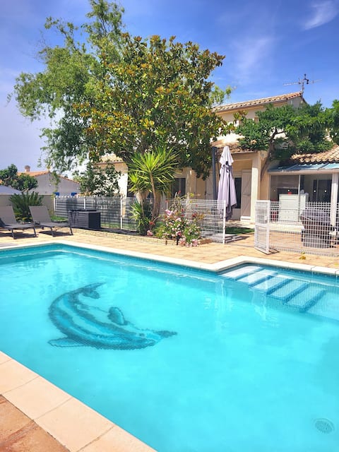 Family villa~pool~garden~air conditioning~beach 15 min away