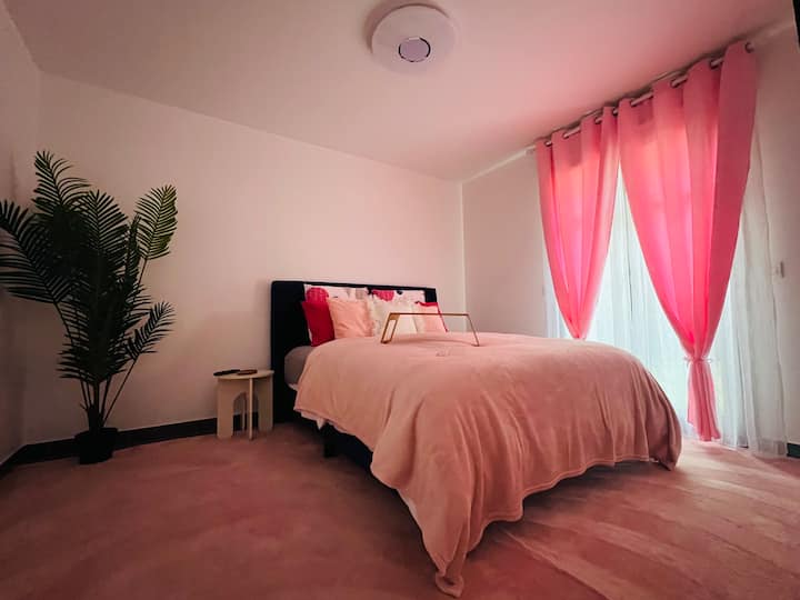 ️ Chambre chaleureuse avec lit double confortable, linge doux et rideaux occultants pour des nuits paisibles. Ambiance élégante avec touches végétales, lumière naturelle et coin coiffeuse pour un espace intime, reposant et accueillant.