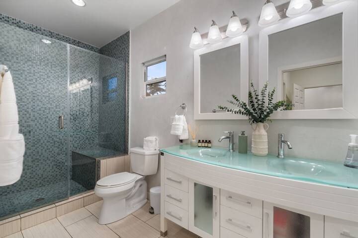 Gated Luxe 4BR By Hollywood Walk of Fame + Parking gallery image 5