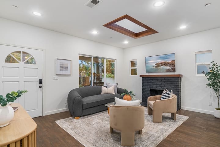 Gated Luxe 4BR By Hollywood Walk of Fame + Parking gallery image 2