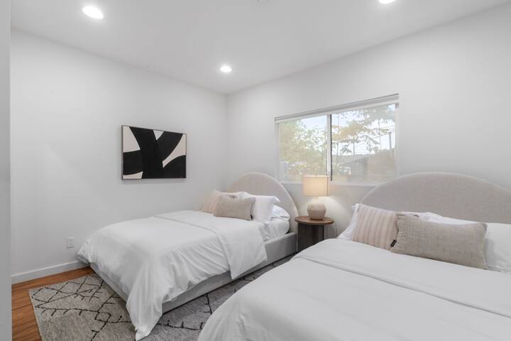 Gated Luxe 4BR By Hollywood Walk of Fame + Parking gallery image 3