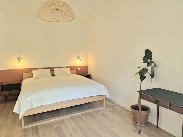 סוויטת הורים עם מיטת קינג סייז.