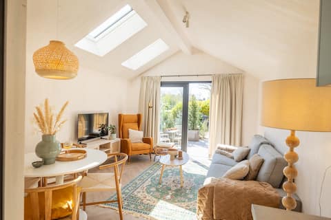 Popular Airbnb listing: Unique tiny house by the sea in Randduin