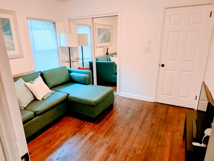 Оваа соба има кауч за спиење со телевизор ROKU и може да се користи како дневна соба, игротека или втора спална соба. 