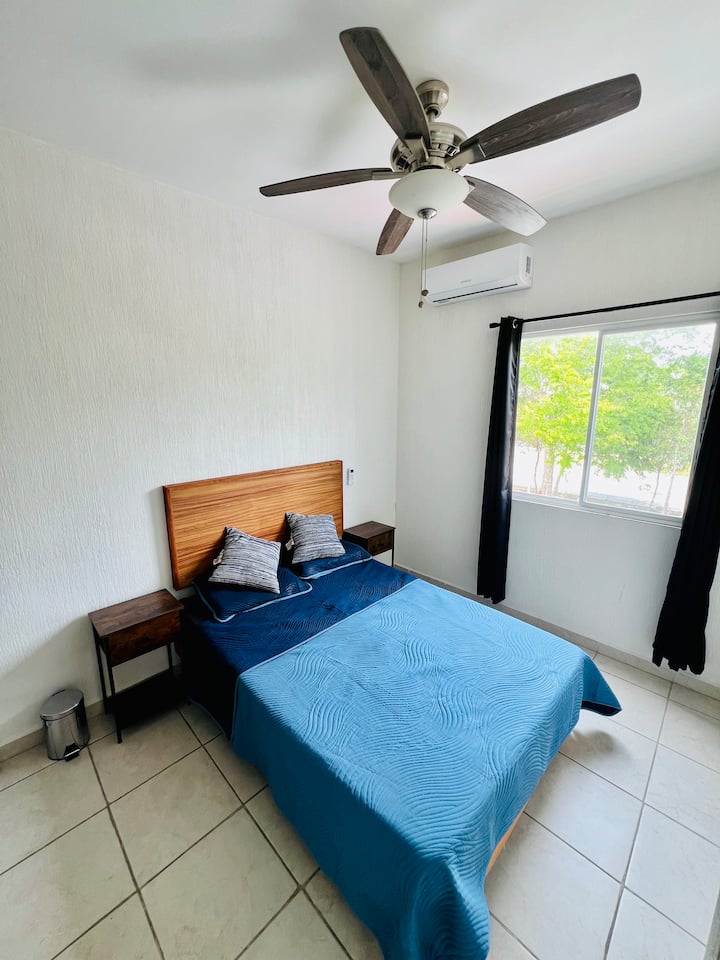 Recámara secundaria con cama matrimonial, ideal para brindar comodidad adicional a tu estancia. Espacio bien ventilado, acogedor y equipado con todo lo necesario para el descanso.