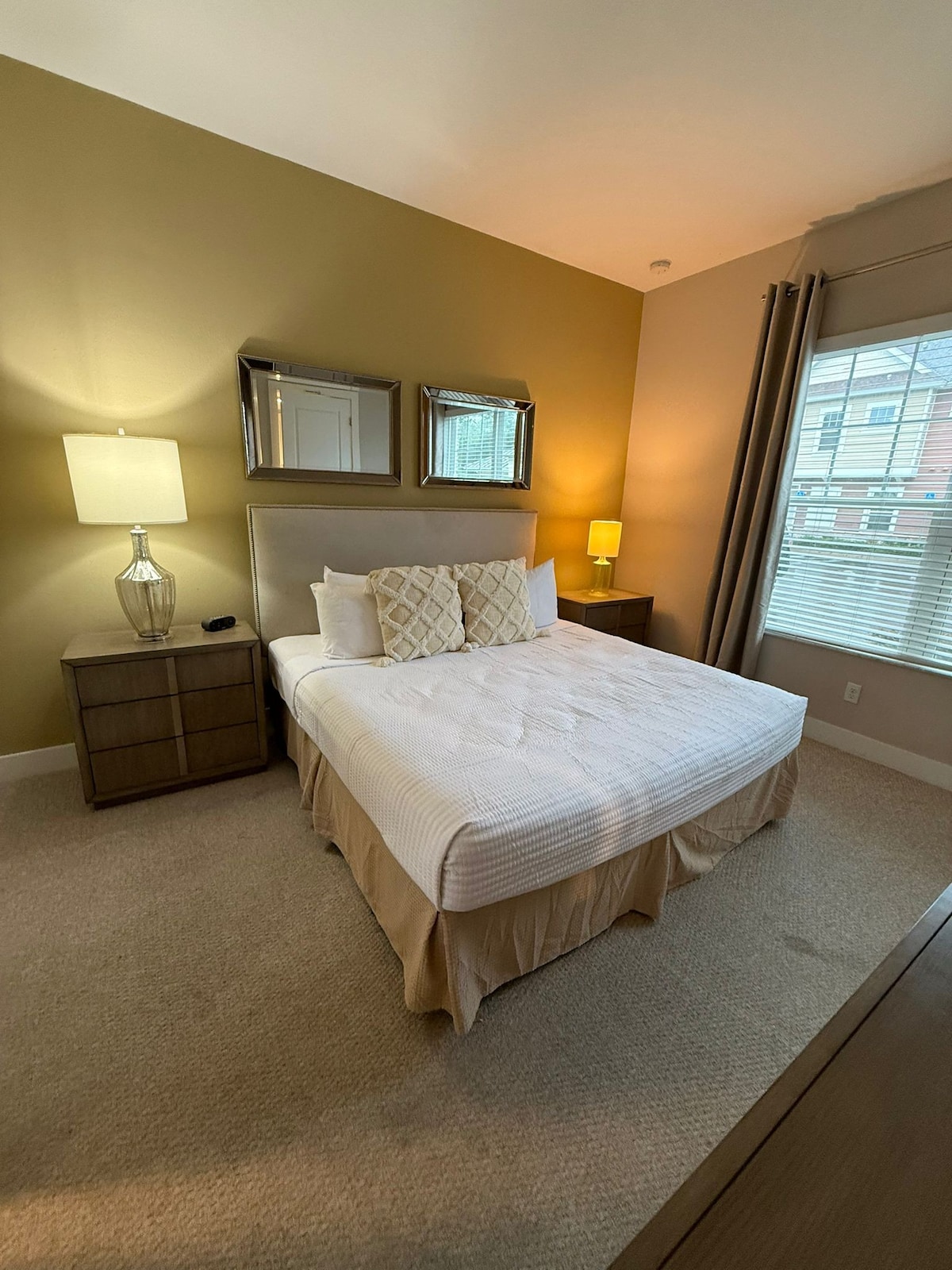 პირველ სართულზე მდებარე საძინებელი, რომელშიც არის დიდი ორადგილიანი საწოლი და მისასვლელი სააბაზანო