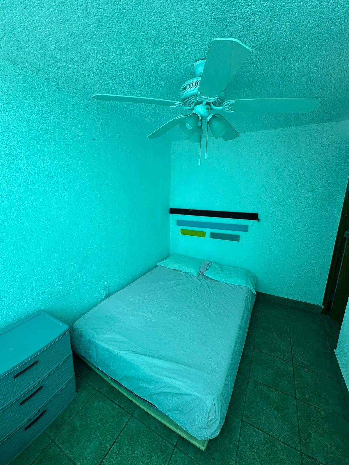 El acceso a la octava recámara se encuentra por fuera .  Hay que salir  por la puerta principal y dando vuelta a la izquierda encontrarás una entrada  . La habitación se encuentra al fondo . 