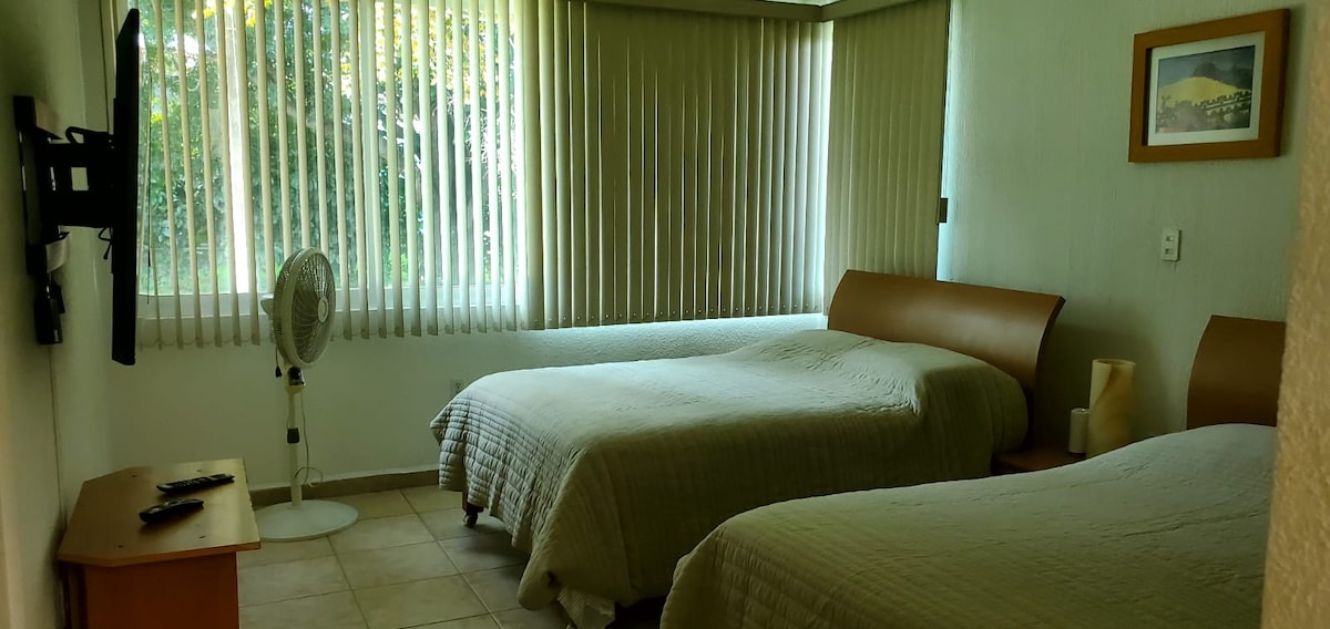 La novena  recámara se encuentra por fuera de la casa , en el piso de abajo .  Hay que salir al jardín , ya sea por la cocina o por la puerta del jardín  . Al dar la vuelta  encontrarás una escalera . La habitación se encuentra bajando al fondo .  