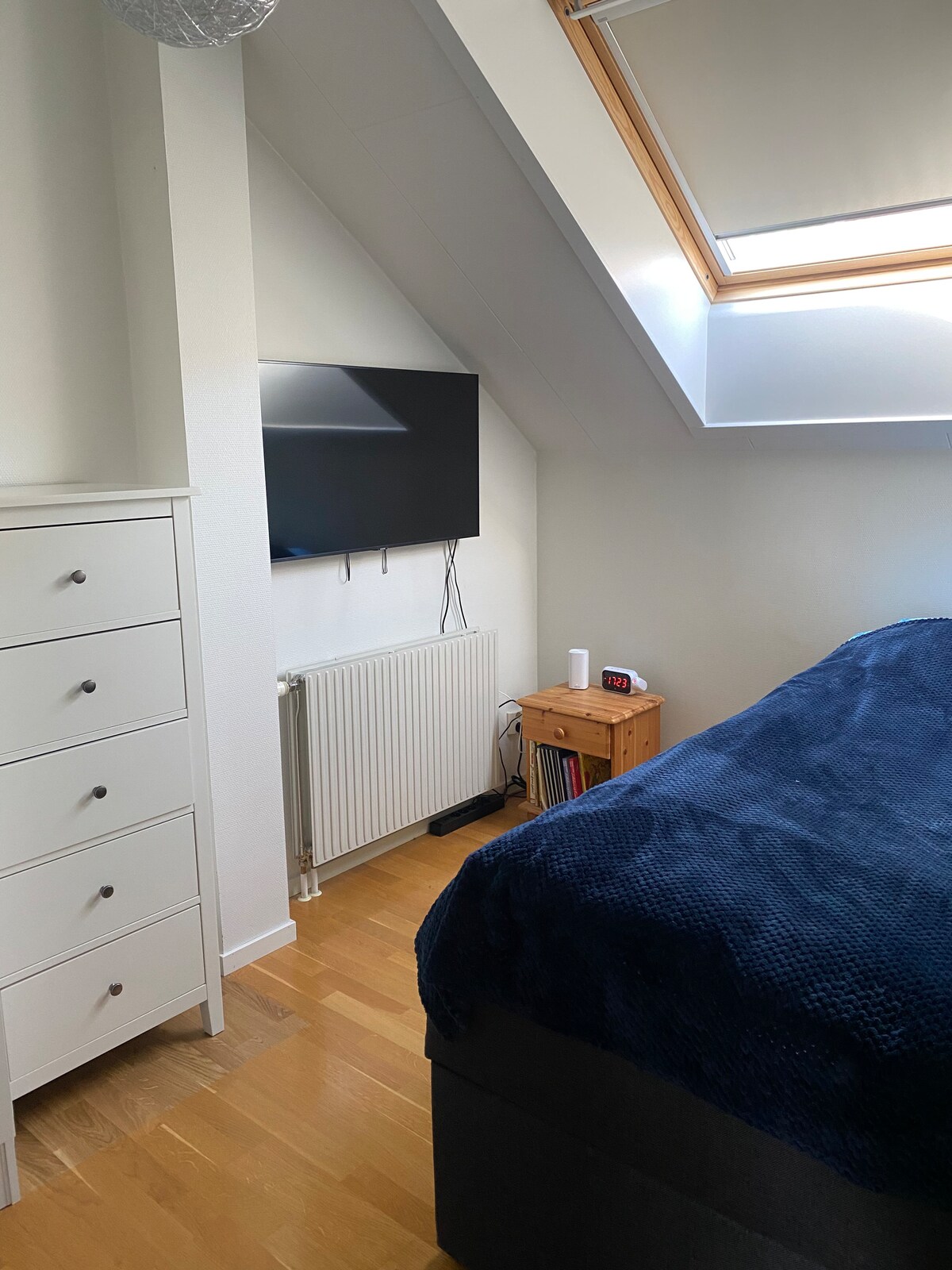 Chumba cha 3 cha kulala kina kitanda kimoja cha sentimita 90, kabati la nguo, kifua cha droo na  televisheni iliyo na chromecast iliyojengwa ndani.