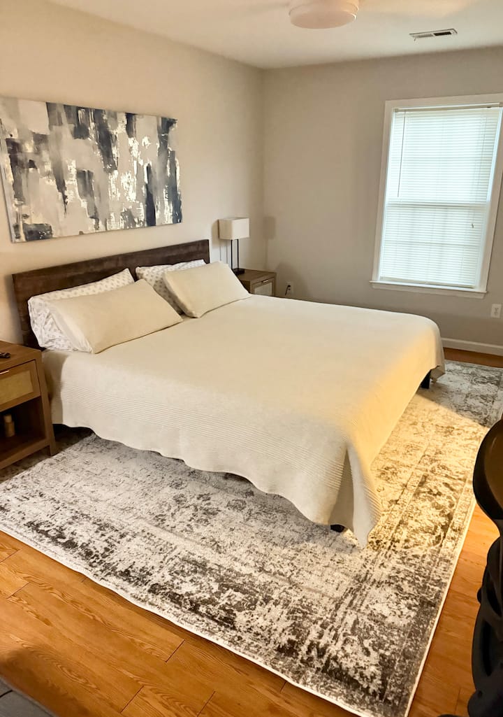 Kitanda cha ukubwa wa King kilicho na godoro la sponji la kukumbukwa 