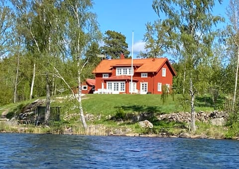 Holiday home with lake property and jetty at Bunn