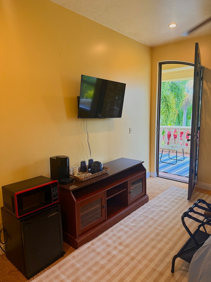 Télévision - Machine à café - assiette - tasses - couverts - dosette de café - sucre - crème 