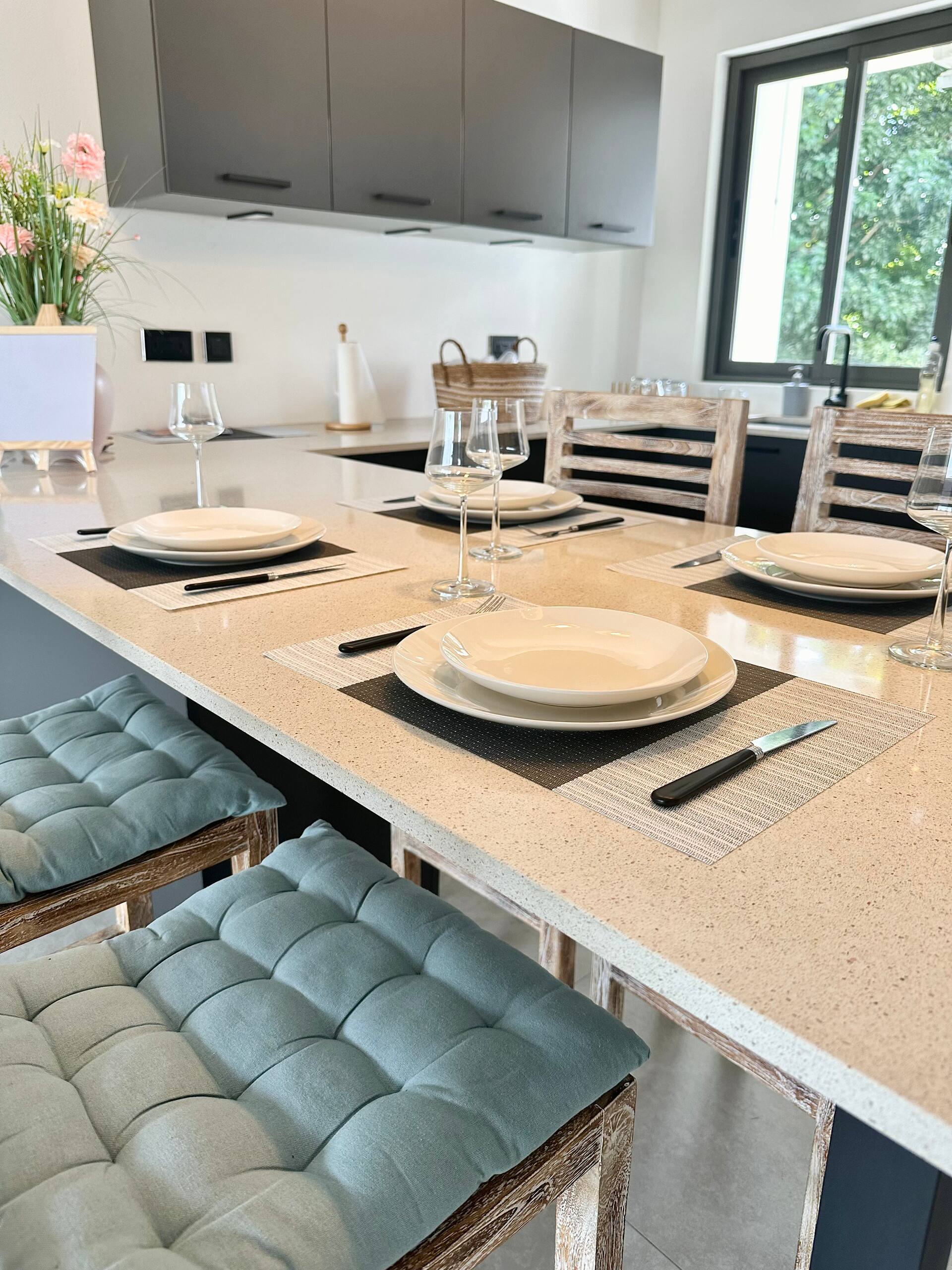 Stylish 3BR Apartment •Pool• 2 min Pereybere Beach