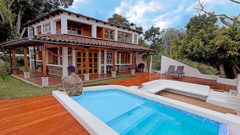 *****Gorgeous Lakefront Villa with a Cozy Beach
