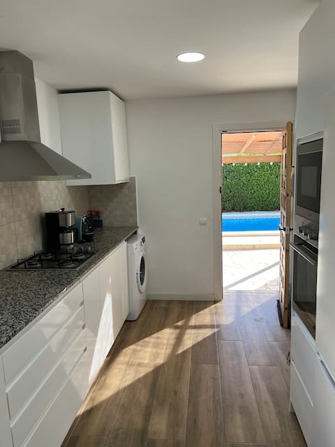 Anuncio de Airbnb popular: Private Paradise: Pool, BBQ and Total Relaxation en L'ametlla De Mar