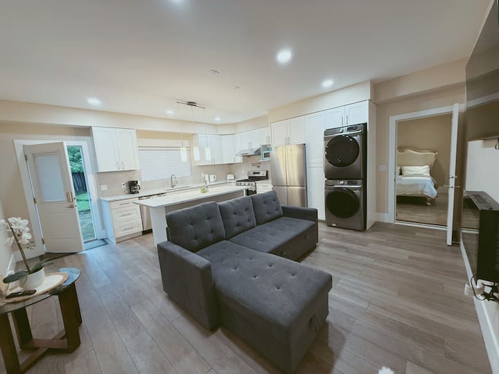 Bright 1br+sofa Bed | Central Surrey Stay - Surrey