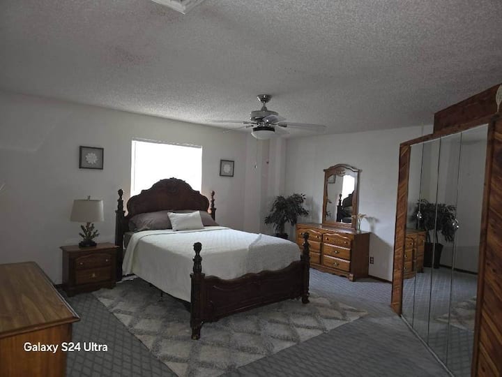 основна спалня с достъп до тоалетна 