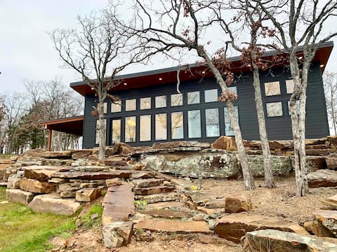 Luxurious High-End Lake View With Hot Tub!