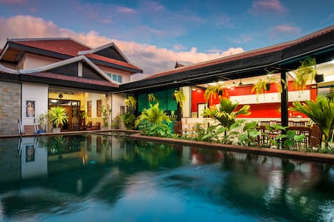 8-Bedroom Luxury Vacation Home with Private Pool