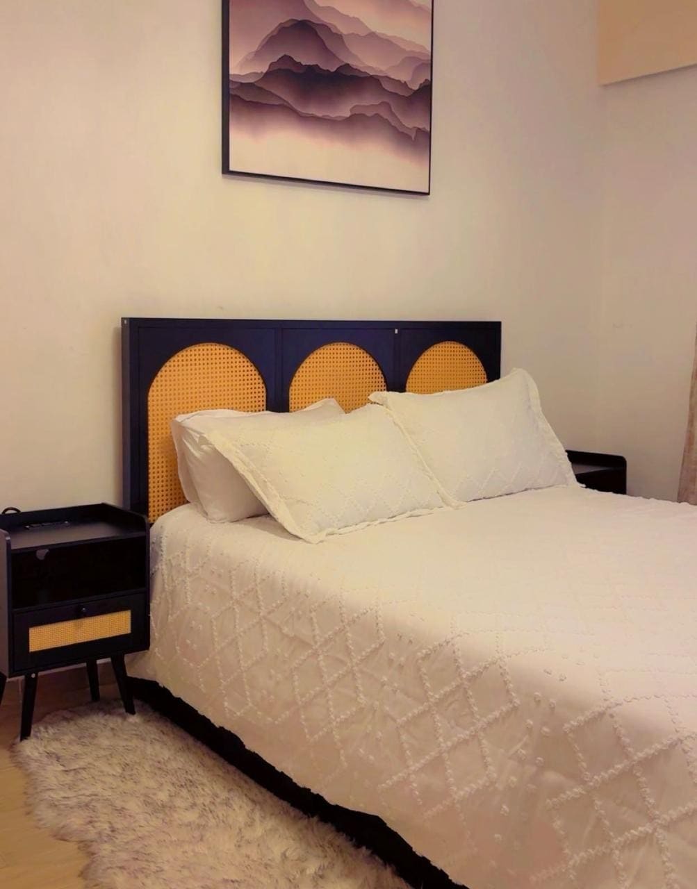 Ფართო საძინებელი ძალიან კომფორტული მატრასით, ზეწრებითა და საწოლით.

Საწოლს კომპლიმენტი უჭირავს ორი საწოლის გვერდით მაგიდას ტელეფონის დამუხტვისა და შენახვის გასამარტივებლად.