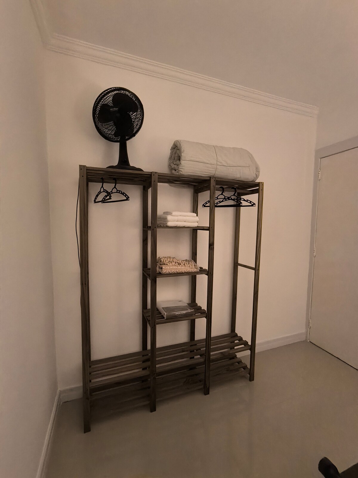 غرفة نوم مريحة مع سرير جاهز، لحاف بحجم كينج، بطانيات ناعمة، وسائد جديدة، مناشف للجسم والوجه، تكييف هواء، مصباح وستارة تعتيم لليالي الهادئة والمريحة.

