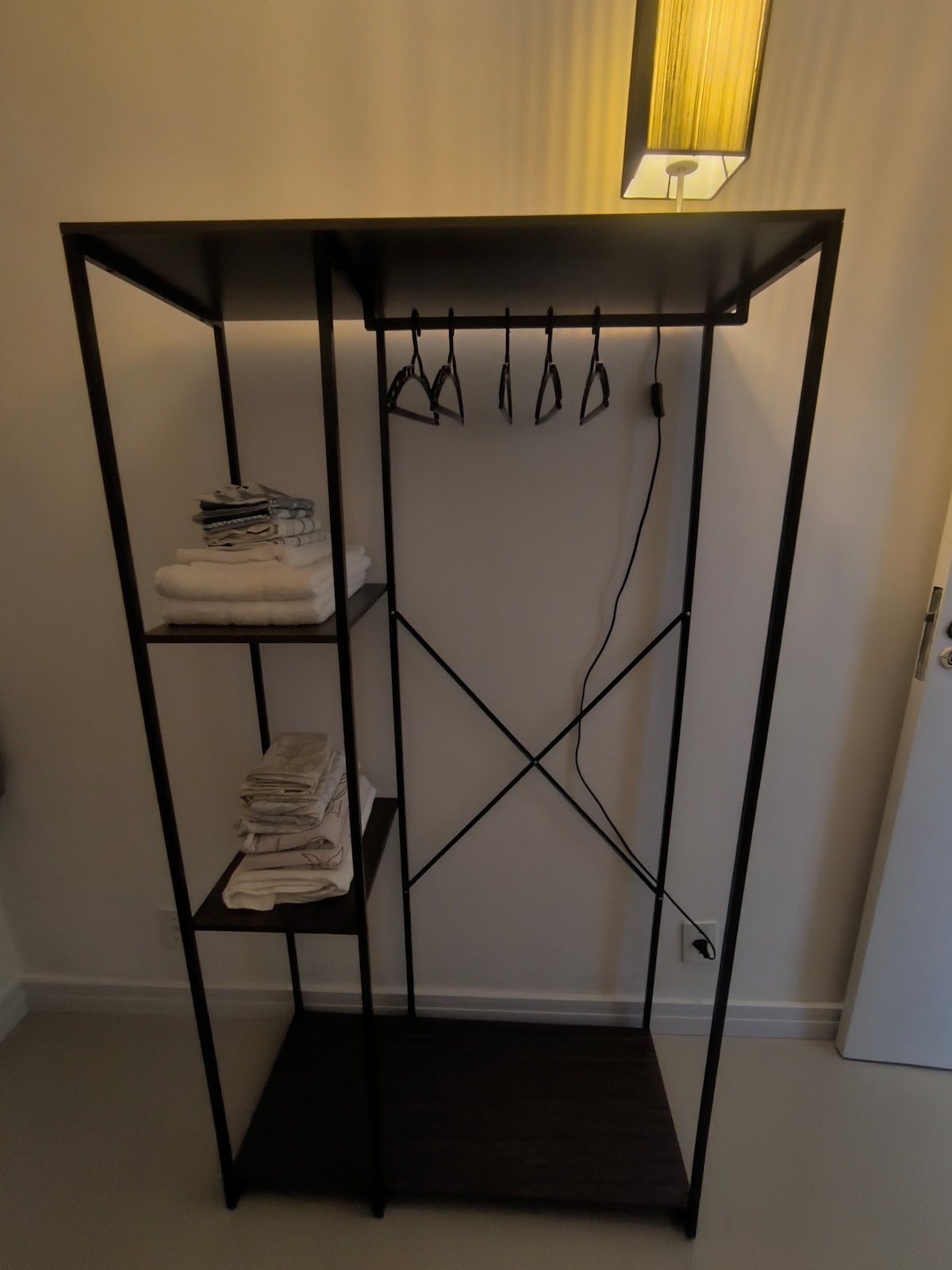 غرفة مع سرير بطابقين مريح، وبياضات، وأربعة بطانيات من الألياف الدقيقة، ومناشف للجسم والوجه، ومصباح، ومروحة وستارة تعتيم. مثالية لقضاء ليالٍ مريحة ومريحة.

