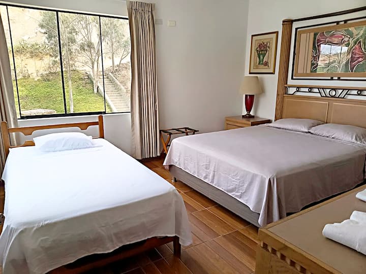 Espaciosa habitación principal con cama Queen y ventanales panorámicos que ofrecen una vista inigualable al valle. Un refugio de paz diseñado con detalles rústicos y luz natural para garantizar un descanso reparador en total privacidad.