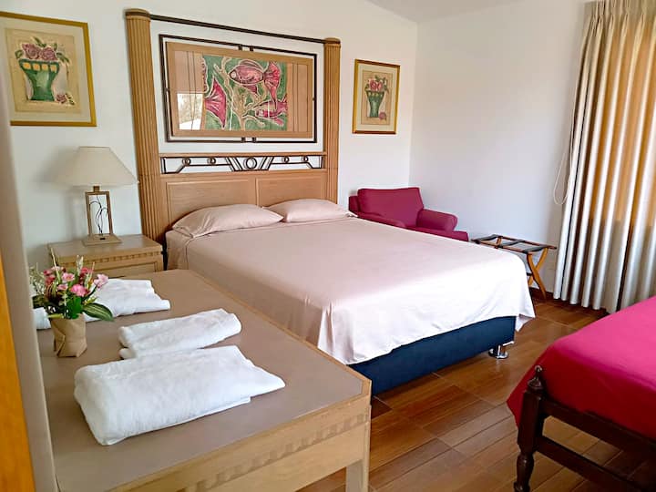 Cuarta recámara de gran formato con cama para dos personas y amplios armarios artesanales. Un espacio generoso, fresco y bien ventilado que garantiza total privacidad y un descanso reparador en un entorno rústico y elegante.