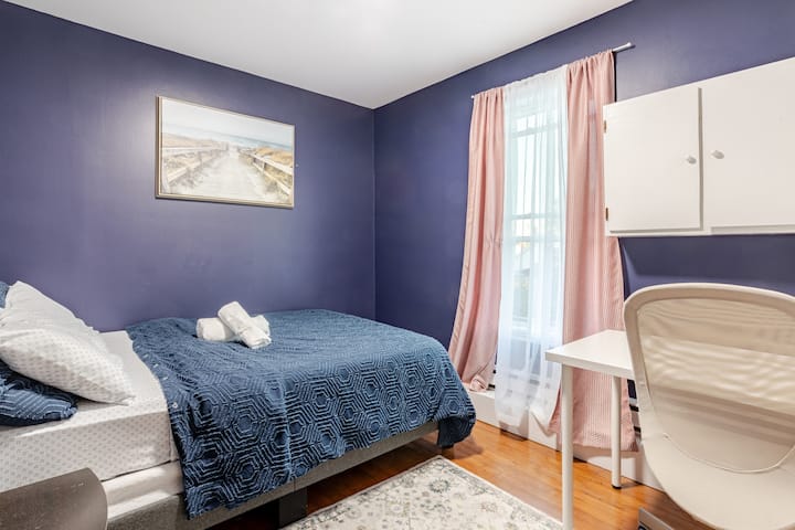Peaceful ️ room with workspaces
Enjoy a restful sleep in this cozy room with soothing decor. Cozy bedding, convenient office and quiet atmosphere — ideal for rest or remote work