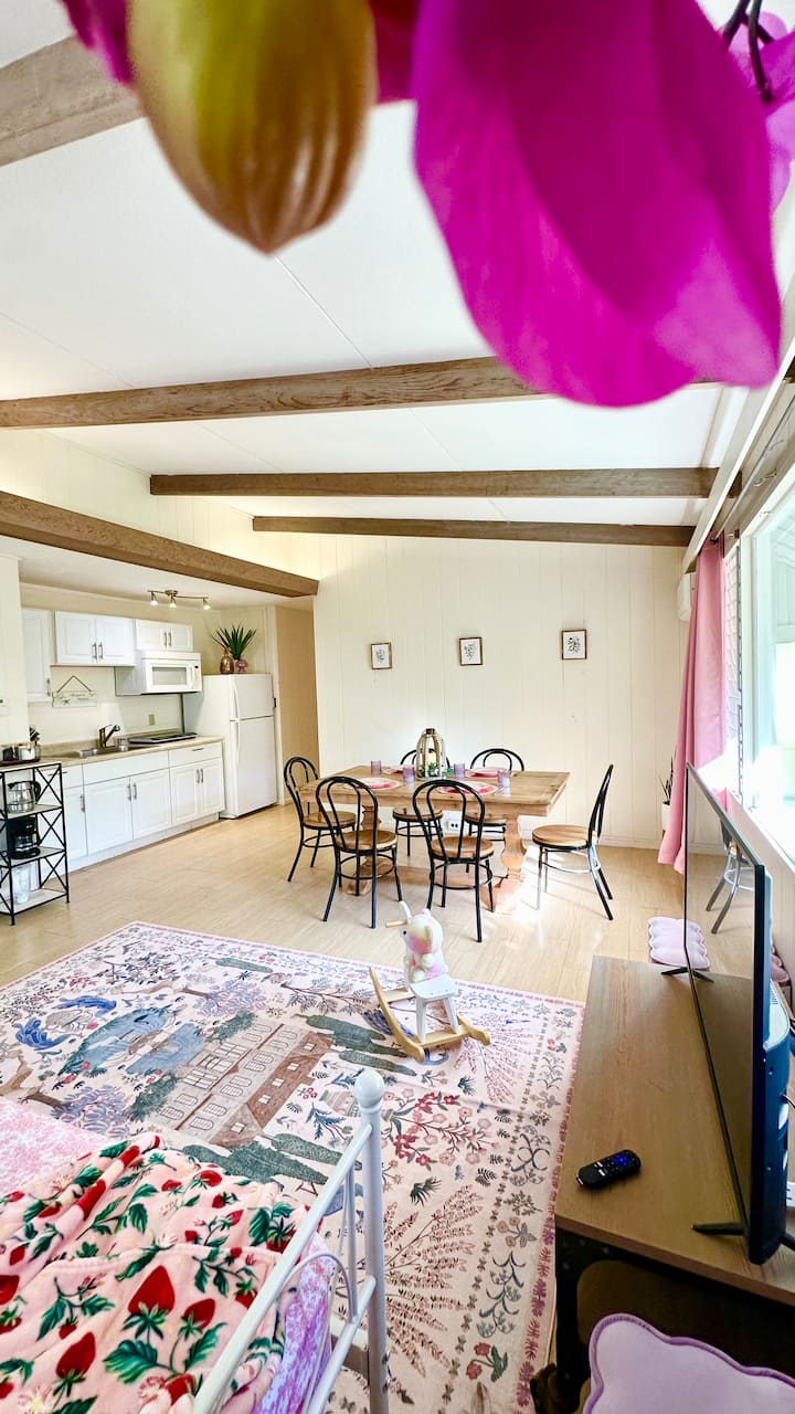 זה המקום שבו תתכנסו לארוחות בוקר נינוחות, משחקי קלפים או ערבי סרטים. הוא אוורירי, מואר, ומעוצב כך שתרגישו בבית – מקפה בבוקר ועד צחוקים בשעת לילה מאוחרת עם יקיריכם.