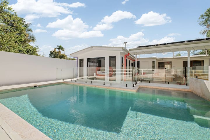 Lush + Light-filled Retreat W/ Pool Near Beach - Mooloolaba