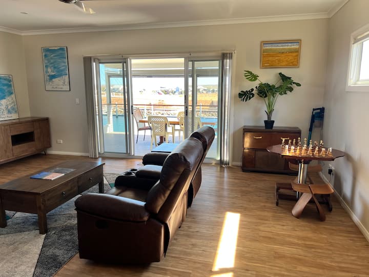 Exmouth Beautiful Waterfront Family Home - 埃克斯茅斯