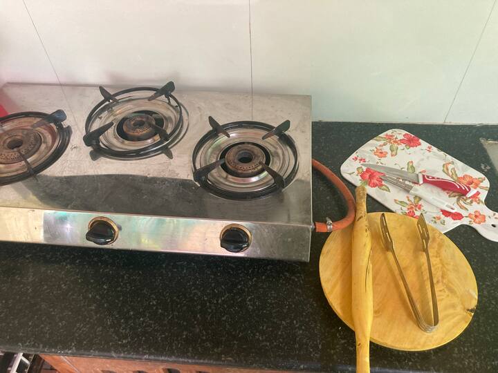 Make hot chapatis.