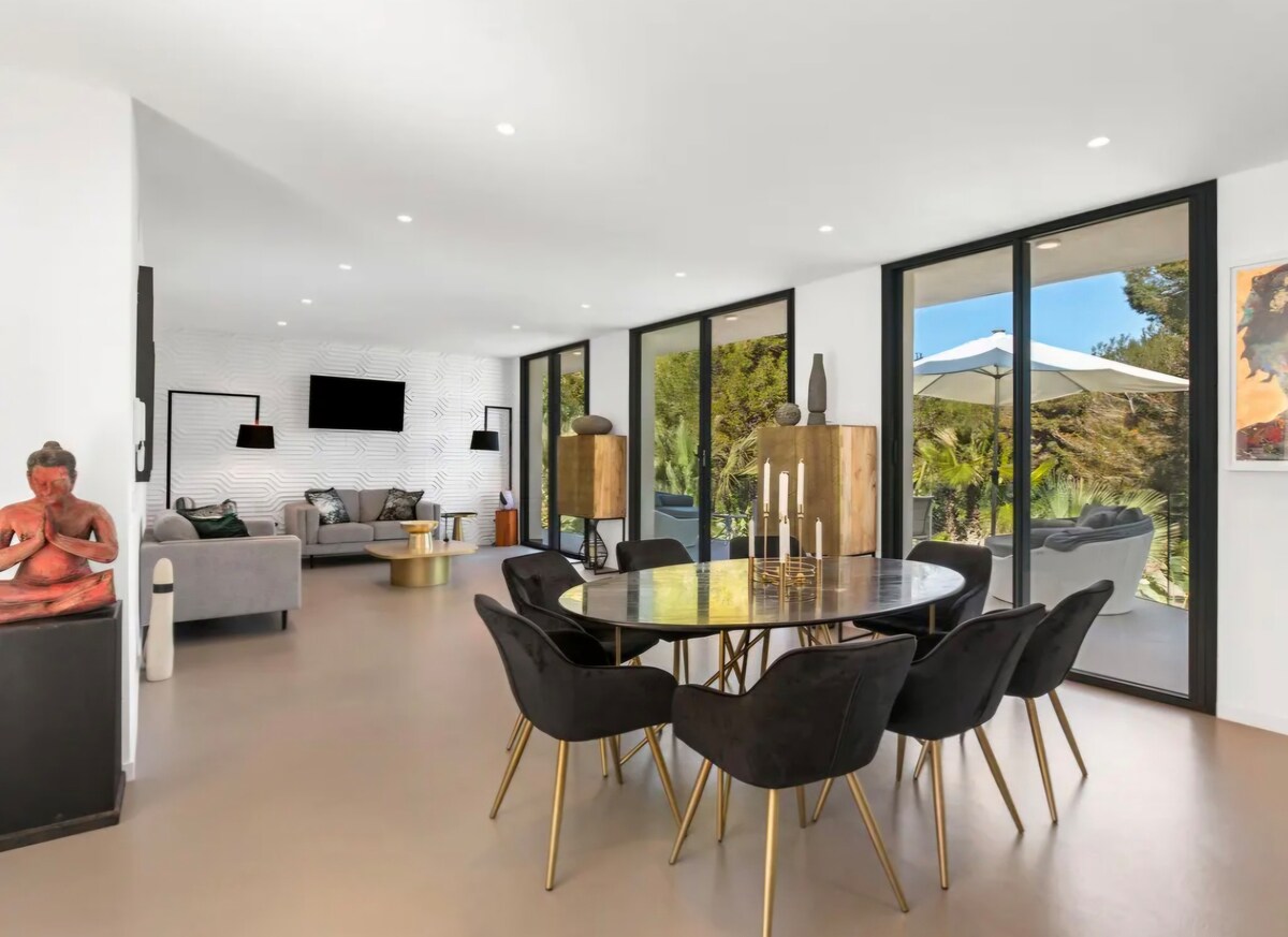 Stunning Sea Access Villa 5