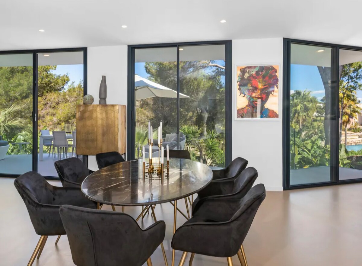 Stunning Sea Access Villa 4