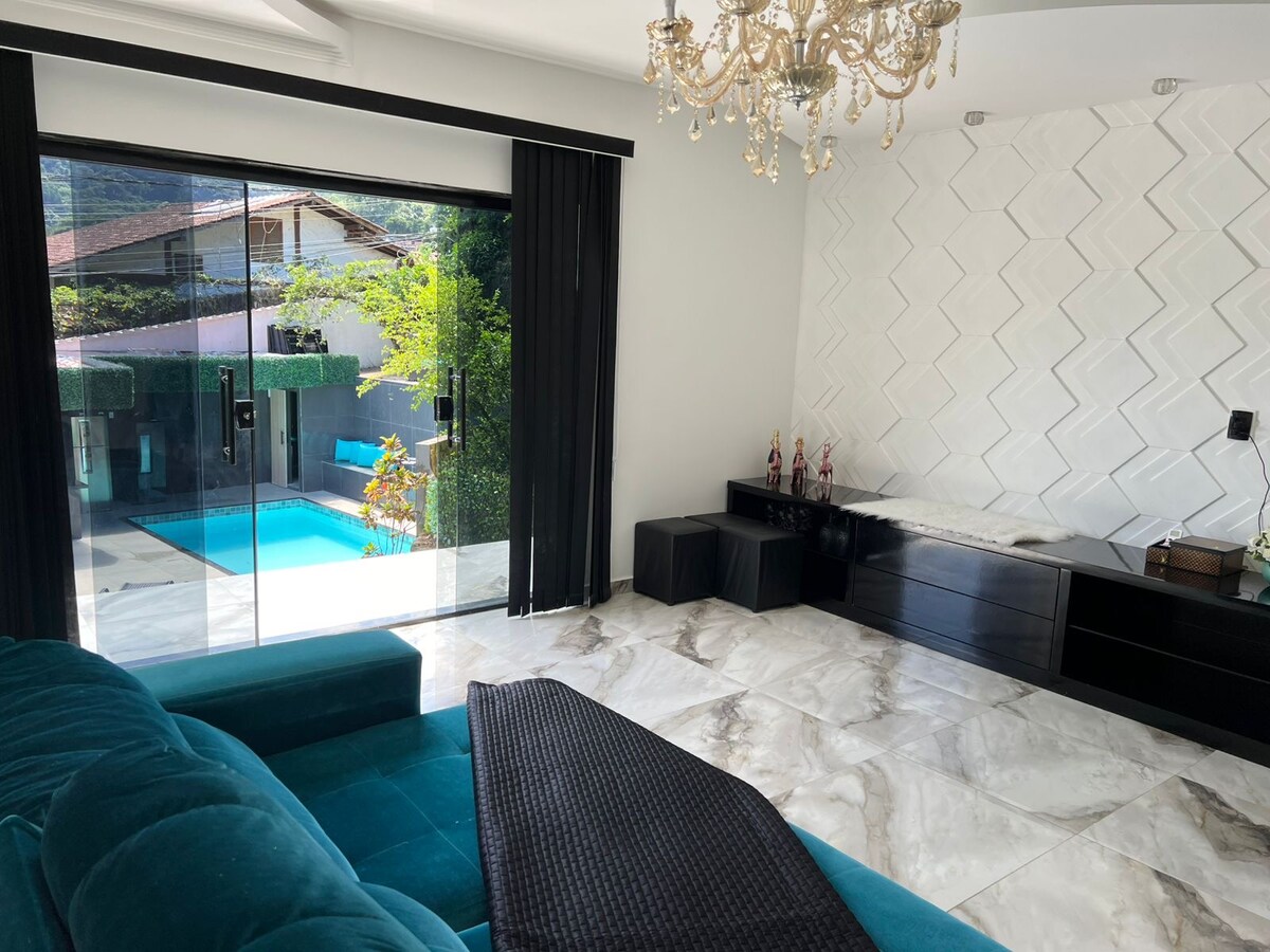 Popular Airbnb listing: House in Alto Barra da Tijuca in Itanhangá
