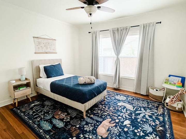 Letto a due piazze, perfetto per bambini piccoli o ospiti!