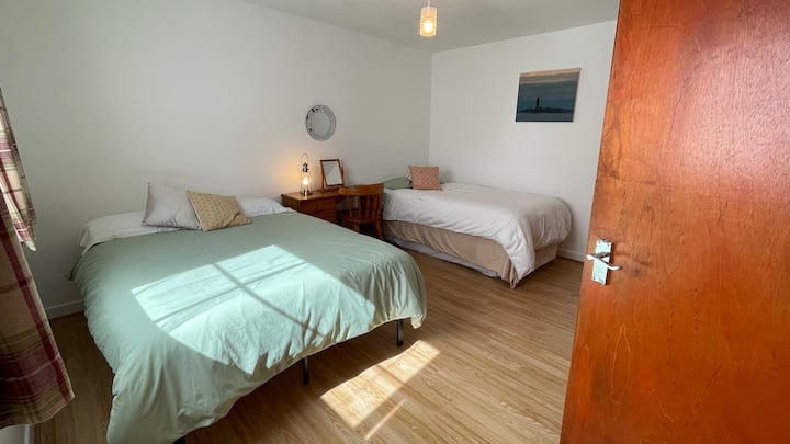 Dormitorio cómodo y espacioso.