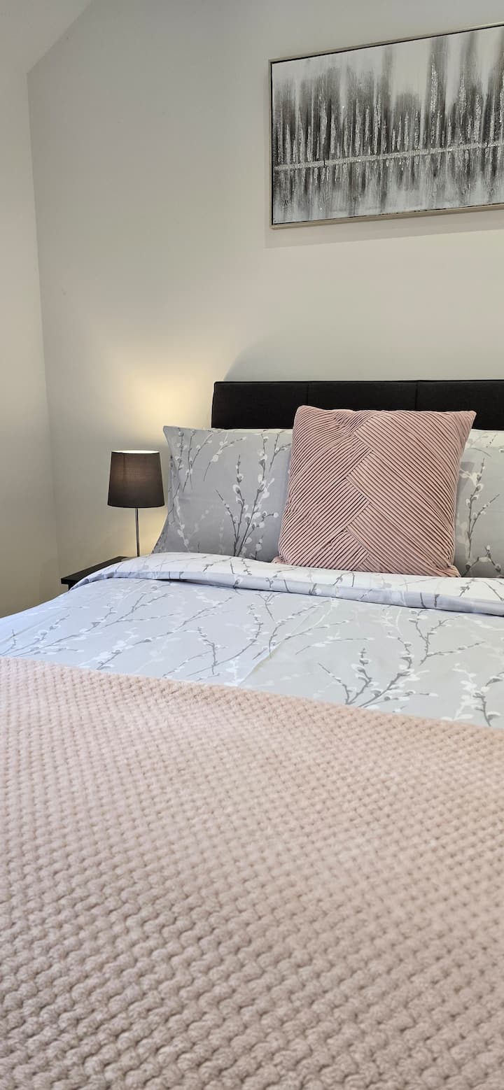 Cama doble súper cómoda con ropa de cama 100 % algodón, almohadas de plumón de ganso, edredón y una suave y cómoda manta.