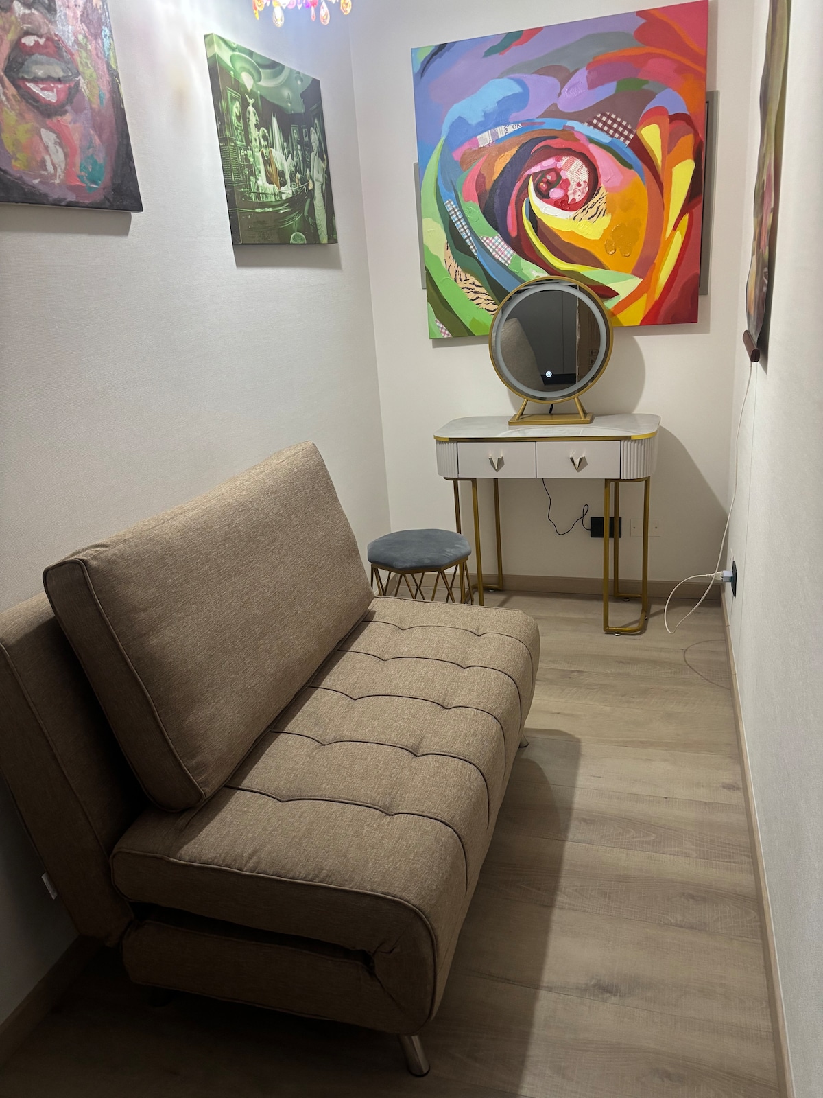 Ова е соба за учење и ја прилагодив со двоен кауч на спуштање, за гостинска соба и се покажа дека е убава и удобна 