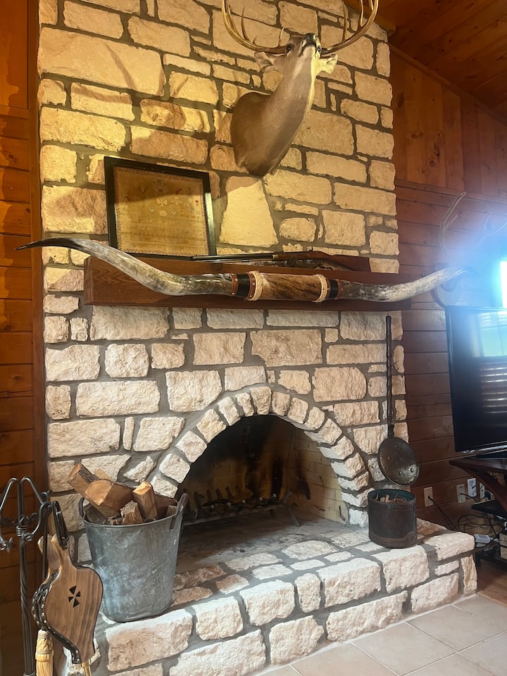 Fall Creek Cabin - Spicewood, TX