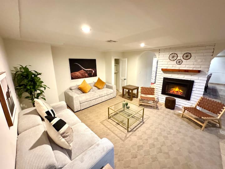 Spacious Vegas Getaway – Sleeps 20, Near Strip & A - Las Vegas, NV