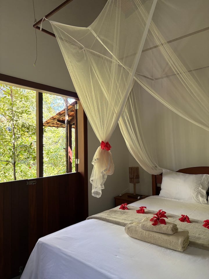 Починете си под мрежата против комари в стая, заобиколена от местната природа на Бойпеба, с директен достъп до тераса, идеална за наслаждаване на бриза и звуците на гората.