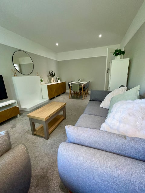 Stylish, Modern two bed, 2nd floor apartment