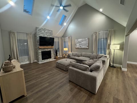 Top Airbnb: New Modern Construction • 15 Min from DFW Airport in Irving